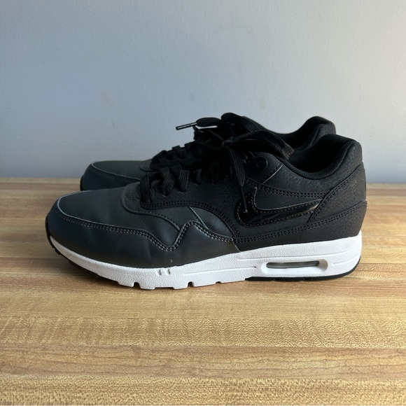 Nike Air Max 1 Ultra SE Women Running Shoes - Picture 3 of 7